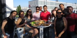 HDBW Sommerfest 2022 HDBW Sommerfest 2022 - Studierende auf der Dachterrasse