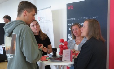 HDBW Open Campus 2024 HDBW Open Campus 2024 - Interessent*innen im Gespräch mit Unternehmenspartner wts