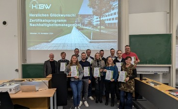 Zertifikatskurs Nachhaltigkeitsmanagement - Gruppenfoto Zertifikatsurkunde