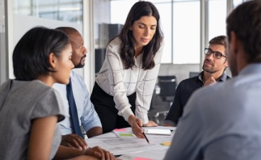 MBA München MBA München - Symbolbild Arbeitsteam mit Teamleaderin
